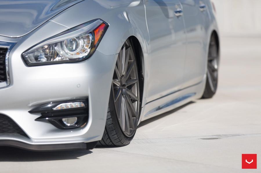 Детали экстерьера Infiniti Q70 on Vossen Wheels (VFS2) 2017 года  (фото 27 из 43)